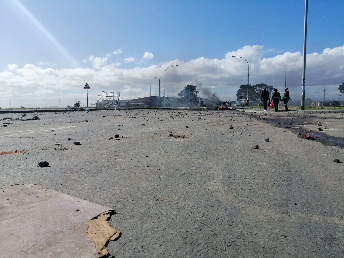 MoniqueMortlock's tweet photo. #CTProtest #Bloekombos Tyres and other debris have been placed in the road. The Tygerberg Raceway has also been vandalised. We are attempting to get closer to the protesters, to hopefully find out the reason behind the unrest. @eNCA https://t.co/1PcgHSDfrM