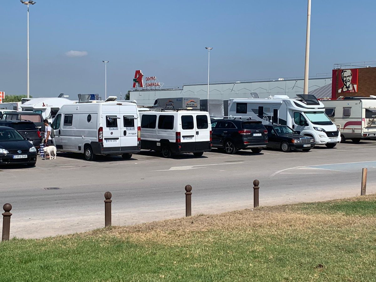 elamorderafita's tweet photo. Todos los años el mismo problema. Parking de Leroy Merlin, tierra de nadie... ¿ Hasta cuándo los vecinos tenemos que soportar que los responsables no se hagan cargo? @ayto_alboraya @PoliciaAlboraia @lasprovincias @levante_emv https://t.co/0gnY22yLdF