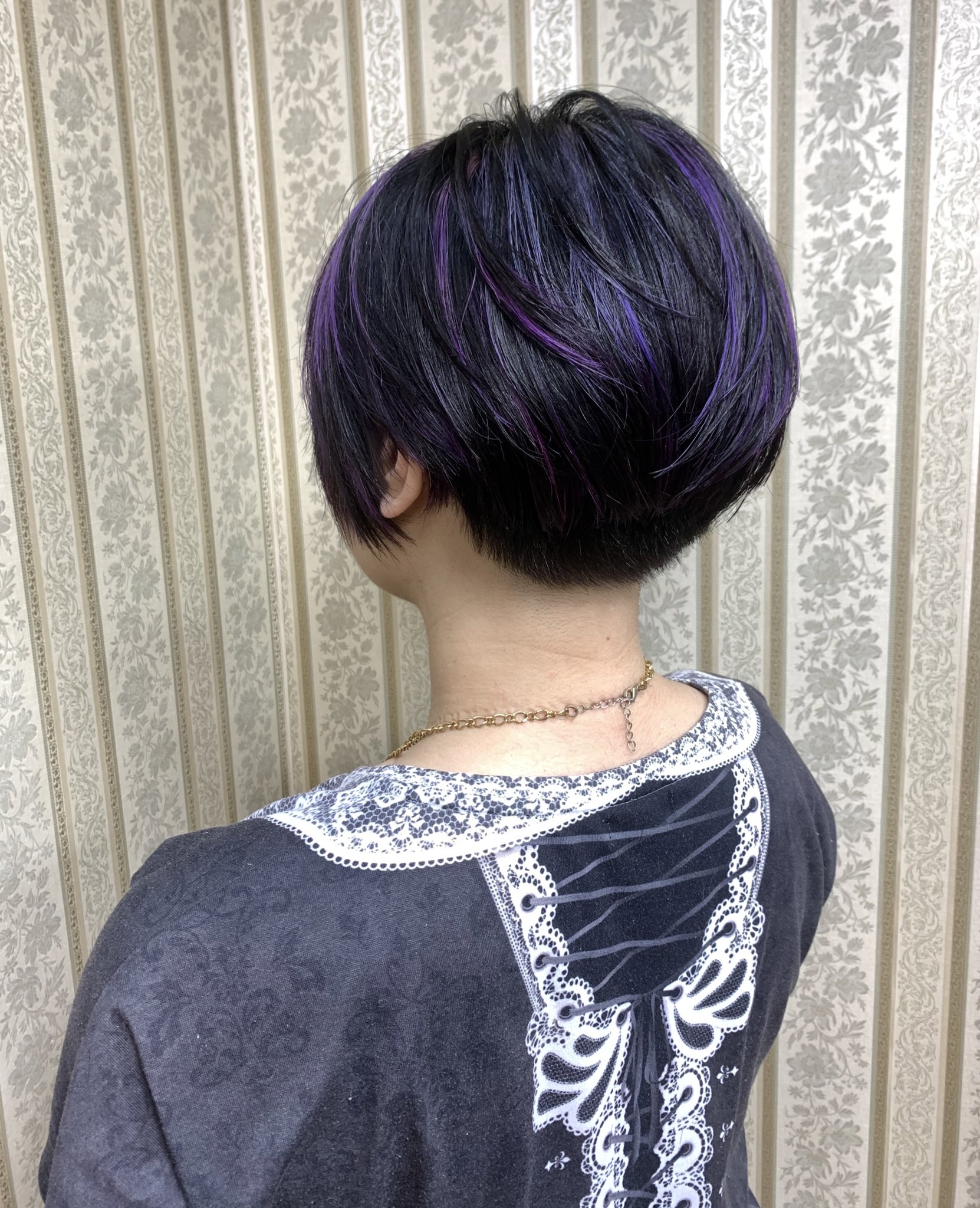 シャンテグラム ヘアスタイル紹介 黒髪 パープルメッシュカラー