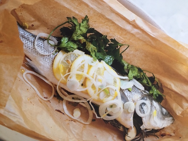 vintaliani's tweet photo. Een heerlijk gerecht met zeebaars en eventueel te bereiden op de BBQ in plaats van de oven. Natuurlijk met een wijn voorstel. Bekijk het recept, Branzino al cartoccio, op onze website: https://t.co/DgnC850sBT https://t.co/0YqqrdSdhe