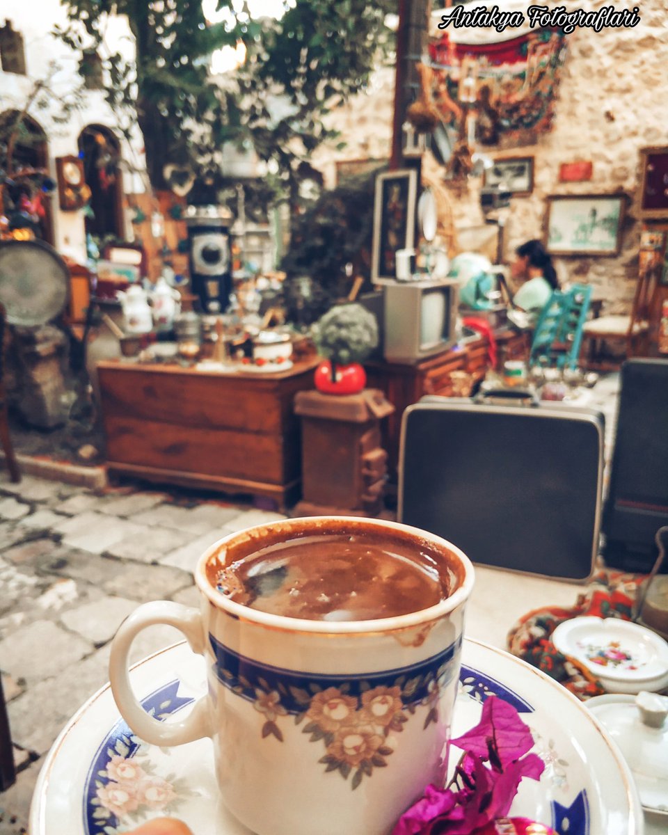 antakyafoto's tweet photo. İlk bakışta Balat sokaklarını andırsada burasi Antakya'nın eski sokakları tarihi avlulu evleri ☕manzaraya bir kahve iyi gider☕🧿 https://t.co/xD26yy92bx