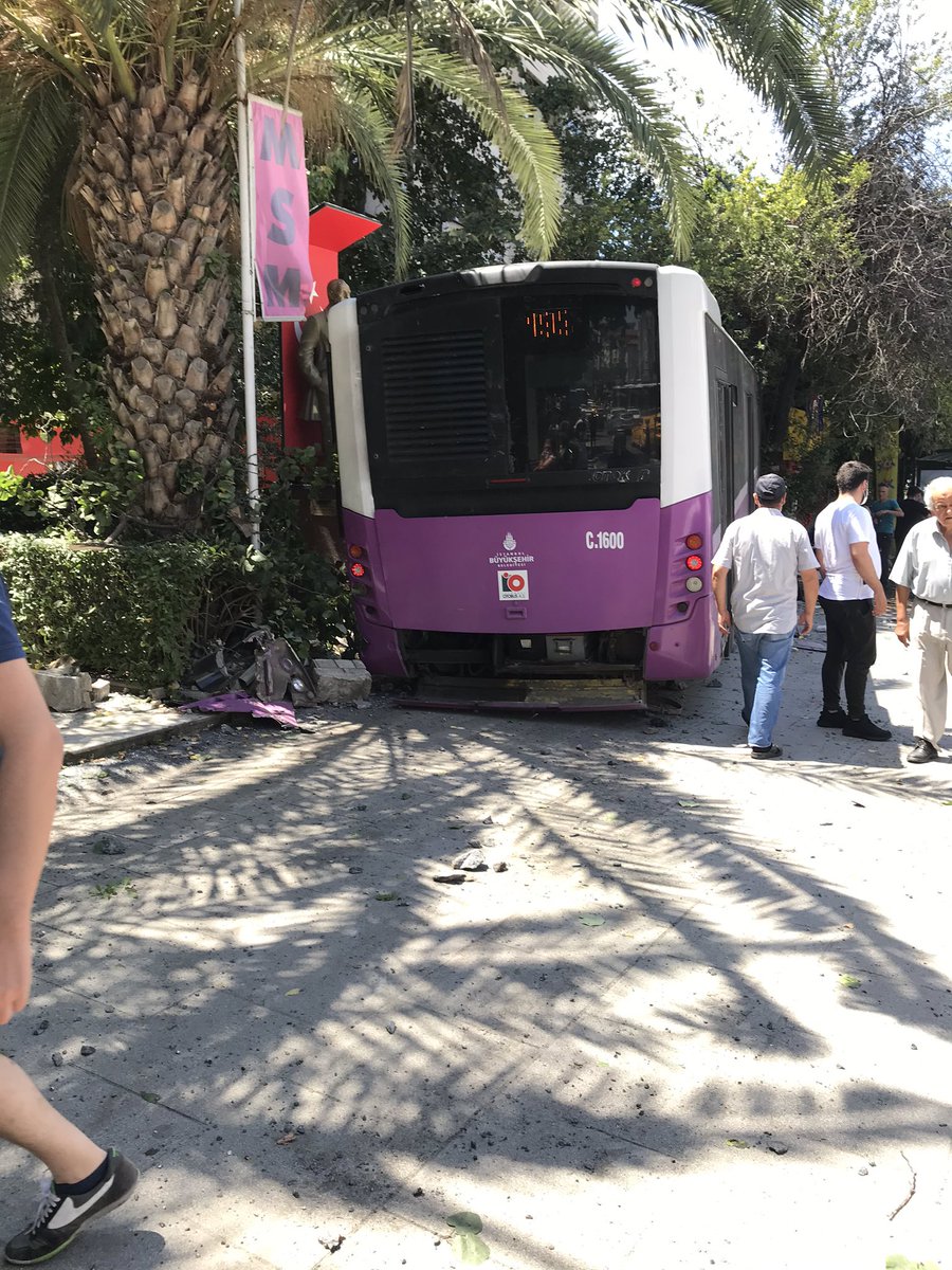 Cihan_fb_'s tweet photo. Ziverbey de şok kaza!! Allahtan ölen yok. Çok büyük mucize ! https://t.co/8RPBXpTeRA