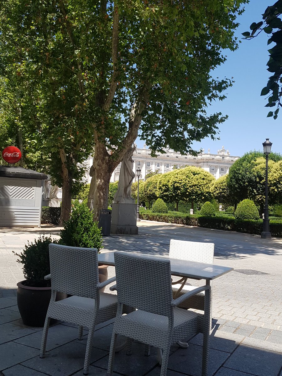 jesusverdem's tweet photo. #DomGenteChachi26Jul #PlazaDeOriente #Madrid #CafeDeOriente @ChuleriaMadrid @Ls_Madriles HORA de hacer una pausa, el aperitivo con la tranquilidad del Domingo. #Madrid sin turistas.... https://t.co/si0klI50dX