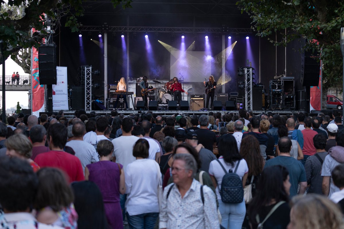 Ezin liteke gastronomia, herria, itsasoa, musika, zuek... barik!❤️ #bayofbiscayfestival izaera!
Horrela gozatzen genuen herritik zehar!

El Festival no se concibe sin gastronomía, pueblo, mar, música, vosotros... ¡esto también es festival!❤️
¡Así gozábamos el año pasado!👇🥰