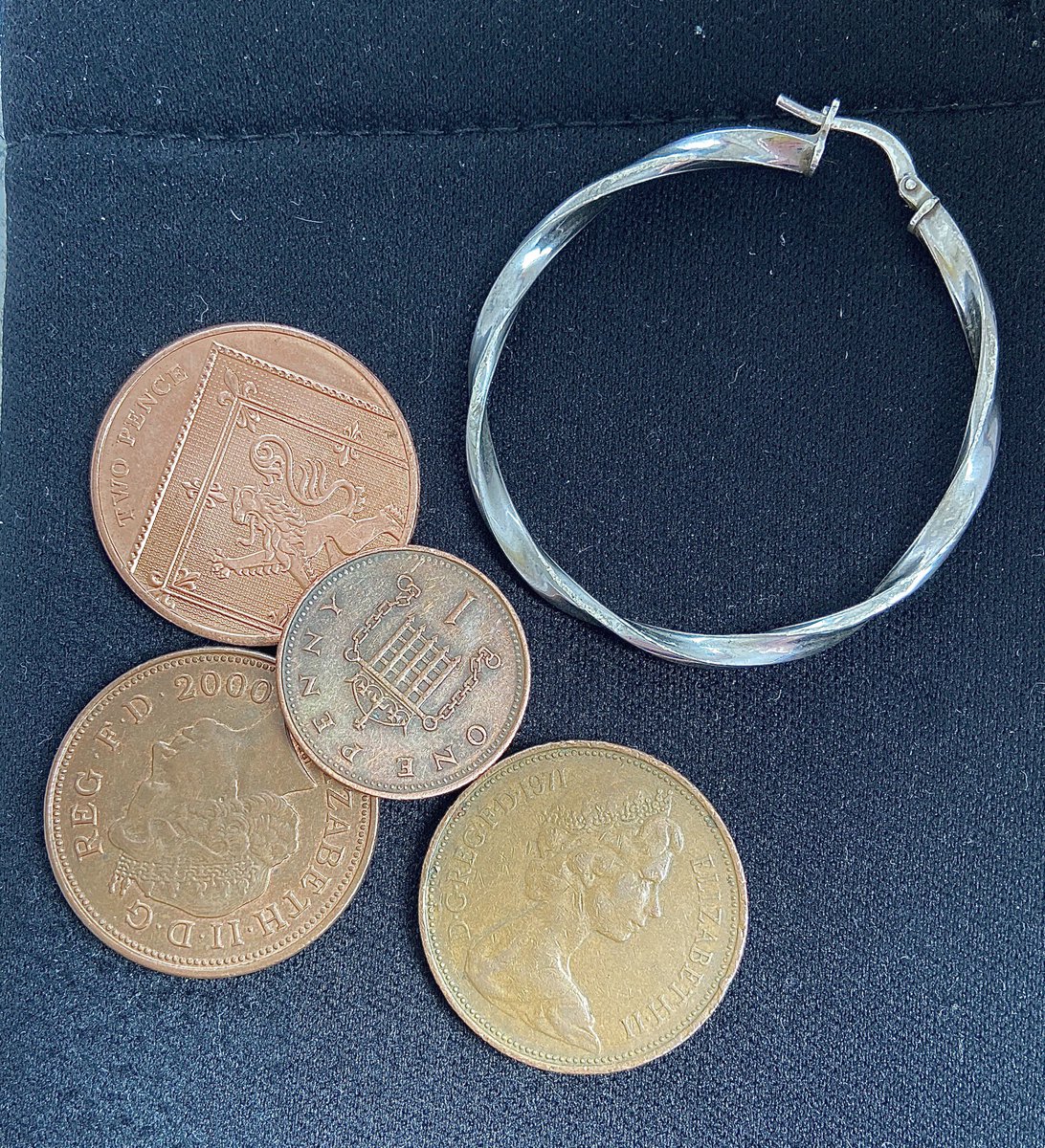 LittleJohn_RC's tweet photo. Todayβs finds on the floor so far π Scored a few coins and a bit of .925 Silver too π #CoinFinds #SilverEarring #SilverFind #Goodies #EyesDown https://t.co/LrpmcqS3Fc