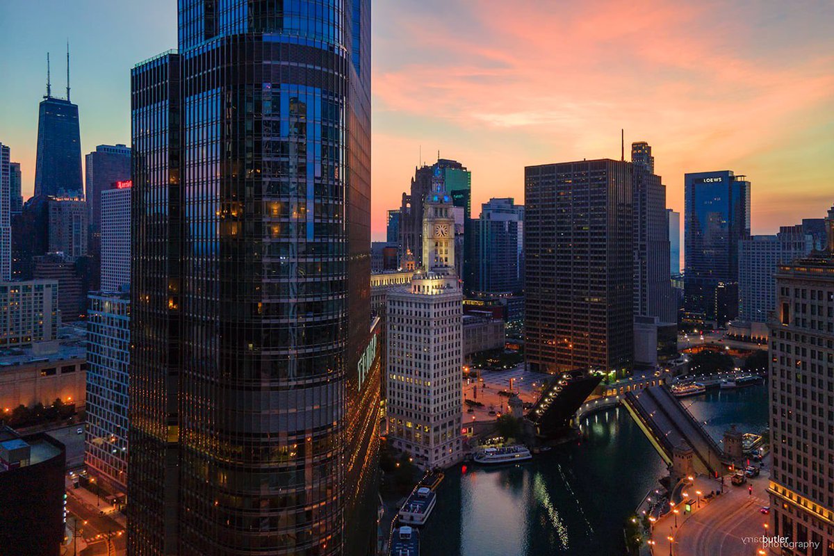 Bridges Raised, Sun Rising.   Sunday morning along the Chicago River.  #weather #news #ilwx #chicago