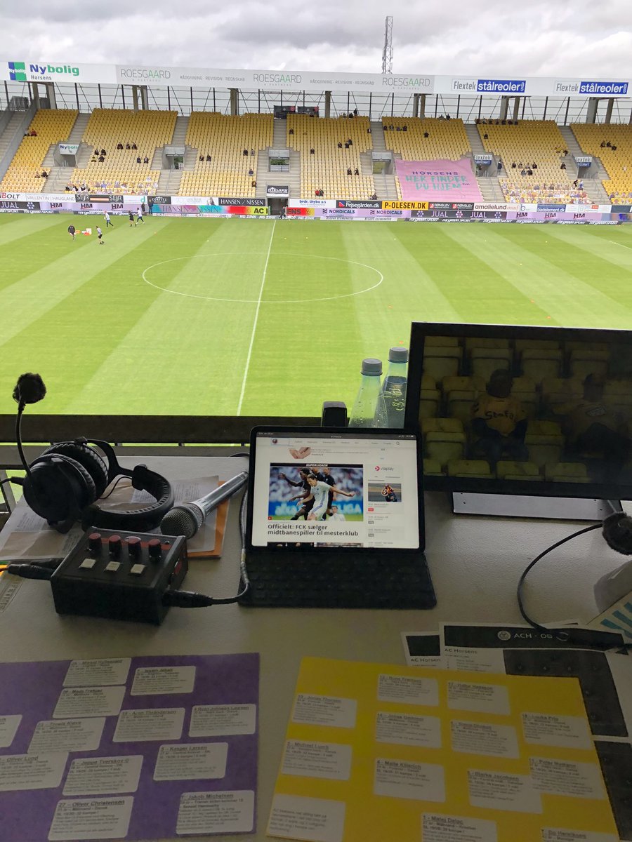 sor_frederiksen's tweet photo. Sidste kommentatoropgave i sæsonen: Horsens og OB dyster om syvendepladsen og billet til Europa-finale. OB er uden brandvarme Max Fenger, som istedet har unge Mikkel Hyllegaard med på toppen. TV3 SPORT fra 13.30 med @MadsLaudrup, @poulhansen12 og @StraubeDaniel #sldk #tv3sport https://t.co/yRYr0xPms7
