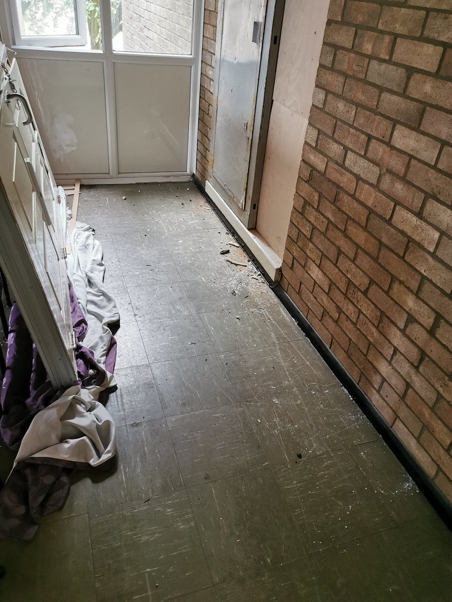 UKJesus's tweet photo. @northantsdogs @NorthantsPolice @NorthantsARV #Flytipping #PublicSafety Children live in this block of flats.Want to pay my vet bill for glass in my dogs foot.Not my front Door. #LazyCunts https://t.co/zRctQTheOH