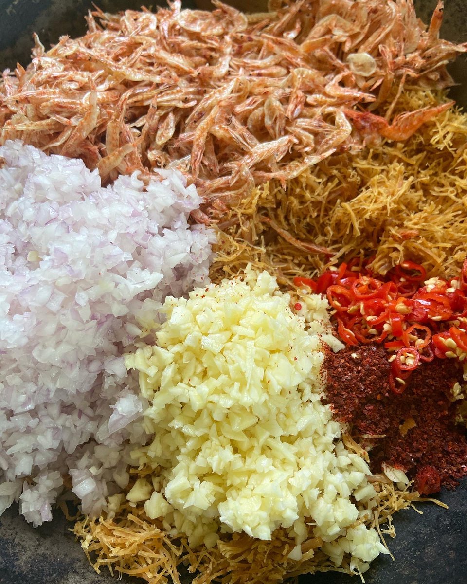 susanjungfood's tweet photo. Whenever I make #homemadexosauce I change one thing. In today’s batch i added #driedshrimppowder. I cook the ingredients for about four hours and it darkens and becomes more intense. #cantonesefood #xosauce #umamibomb https://t.co/utGWjLfOxK