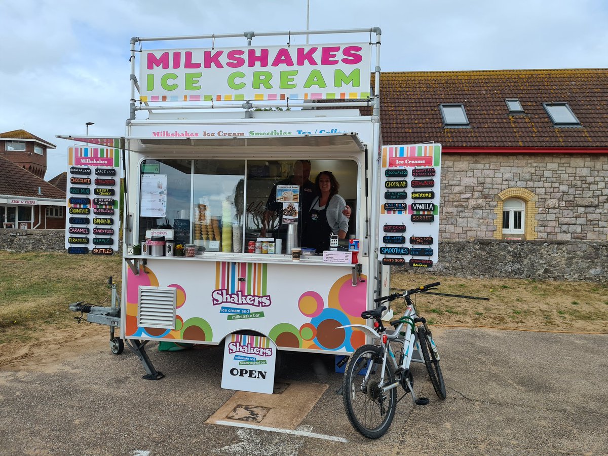 Sue_Stoneman's tweet photo. Lovely to see my friends @ShakersExmouth down at #Queensdrivespace this morning on my cycle thanks for refreshing cup of #coffee ☕ #Exmouth #Devon #seafront @diningdevon #takeaway 😃 dodging the rain 🌧 ☔ https://t.co/QOpIsnorJY