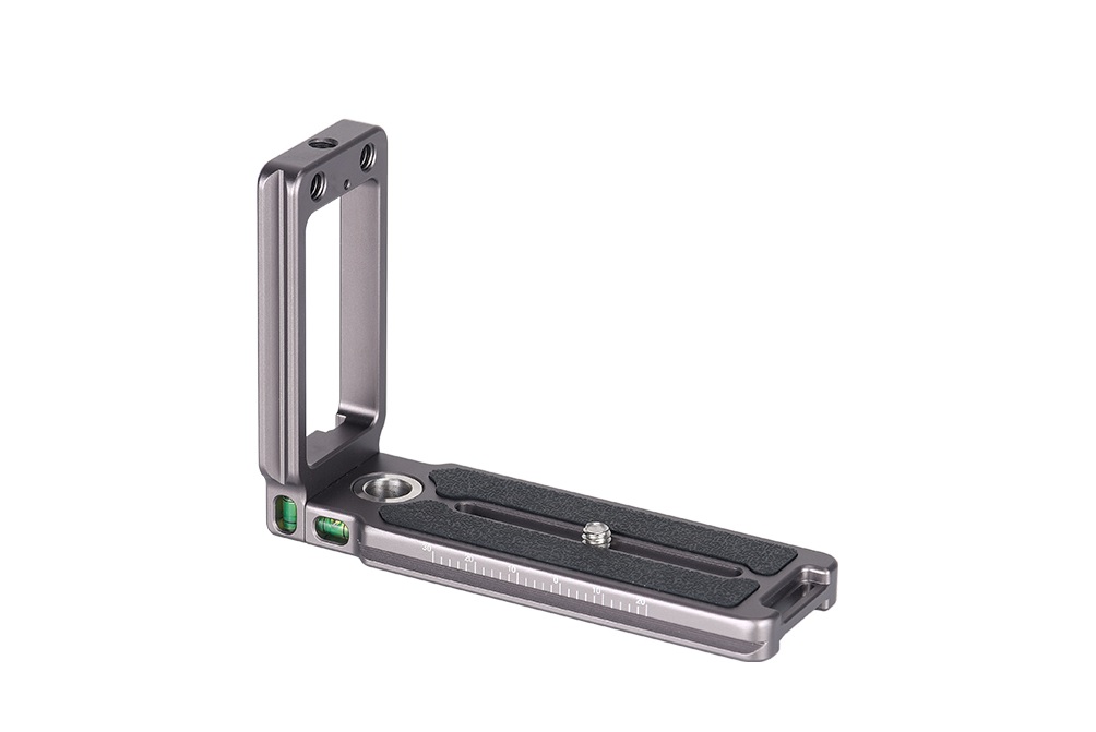 Sunwayfoto2's tweet photo. A true Universal Quick-release L-bracket just released to cover most needs.
Quick Detach (QD) socket, multiple 1/4"-20 attachments and multi angle spirit levels.
Check compatibility info: https://t.co/lU0dbATvBV
RRP: US $ 29.90
#lbracket #sunwyafotodpl07 #cameraplate #qdsocket https://t.co/Rpi4ZSiIVt