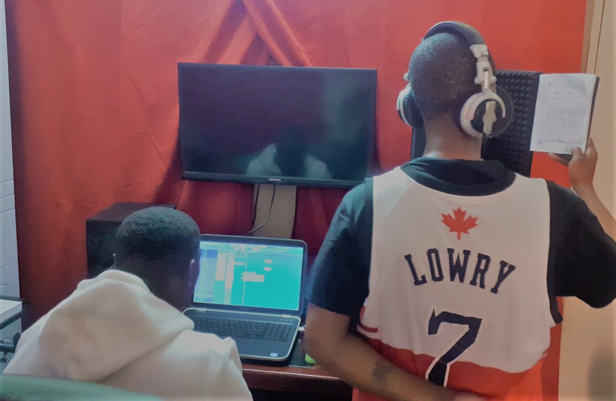 Scar_BW's tweet photo. Nick Gift got that work! Thomas Chilume gatwe go emetswe gore le tle le dumalane. Thank you Djkops-bw for this experience. I'm such a fan of these dudes that i slept early for the Sunday call time. No one deserves that shxt!!! haha! #kyleLOWRY7 #TorontoRaptors #Champions https://t.co/dM0IAn7nDt