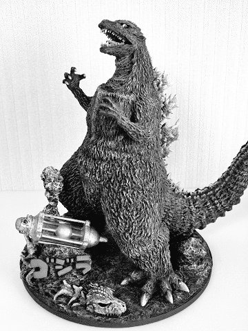 #モノクロにするとカッコ良く見える魔法がかかる
頑張って塗装した甲斐がなくなった感じが何とも…。 