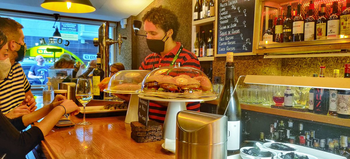 spanish_wl's tweet photo. Con mascarilla o sin ella, en @CORK_vinos se comen buenos pintxos y se bebe de cine (por copas o botella) gracias a Jonathan (en la foto). Sin duda, nuestro local favorito de vinos en #Bilbao https://t.co/vD4n0YPABO