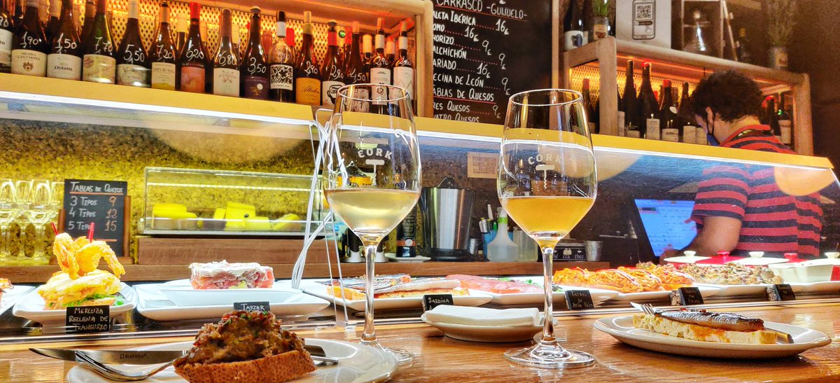 spanish_wl's tweet photo. Con mascarilla o sin ella, en @CORK_vinos se comen buenos pintxos y se bebe de cine (por copas o botella) gracias a Jonathan (en la foto). Sin duda, nuestro local favorito de vinos en #Bilbao https://t.co/vD4n0YPABO