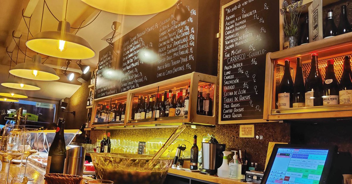 spanish_wl's tweet photo. Con mascarilla o sin ella, en @CORK_vinos se comen buenos pintxos y se bebe de cine (por copas o botella) gracias a Jonathan (en la foto). Sin duda, nuestro local favorito de vinos en #Bilbao https://t.co/vD4n0YPABO