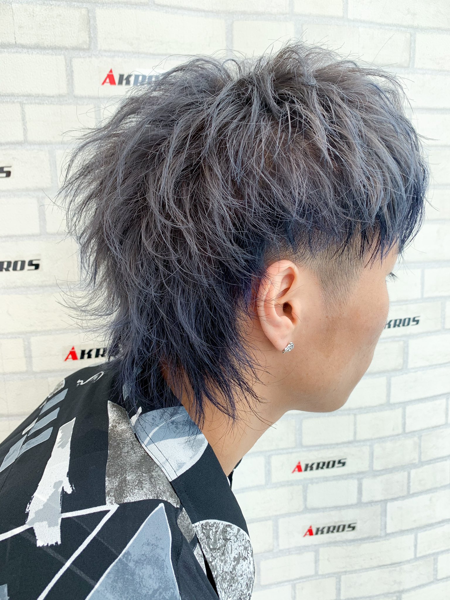 Akros 激盛り先生 成田真輝 ヘム 裾 カラー ヘルラインと言われる生え際にアクセントのカラーを入れたスタイル 髪型は マッシュウルフ 3ヶ月ほど伸ばした髪をバッサリとカット イメチェンはお任せください T Co