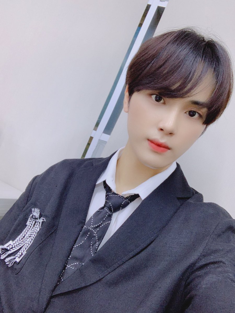 WE_THE_BOYZ's tweet photo. [주학년] 가즈아아ㅏ 드림콘서트 파이팅!!😉 https://t.co/vvZDF4fiQs