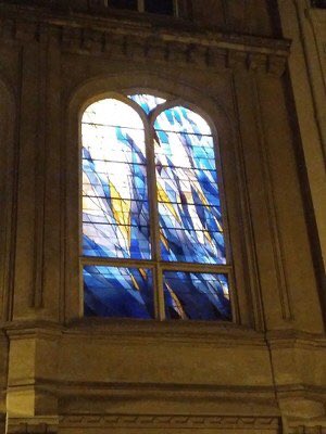 paroissepentlux's tweet photo. Des nouvelles de notre chapelle de la rue Madame. Depuis la fin du confinement les travaux ont bien avancé. Sur ces photos, test de lumière sur les nouveaux vitraux. #templeprotestant #chapelle https://t.co/x5lJBI8Alj