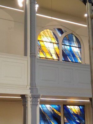 paroissepentlux's tweet photo. Des nouvelles de notre chapelle de la rue Madame. Depuis la fin du confinement les travaux ont bien avancé. Sur ces photos, test de lumière sur les nouveaux vitraux. #templeprotestant #chapelle https://t.co/x5lJBI8Alj