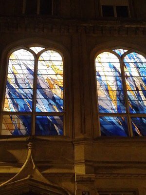 paroissepentlux's tweet photo. Des nouvelles de notre chapelle de la rue Madame. Depuis la fin du confinement les travaux ont bien avancé. Sur ces photos, test de lumière sur les nouveaux vitraux. #templeprotestant #chapelle https://t.co/x5lJBI8Alj