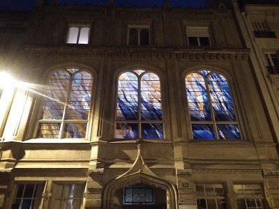 paroissepentlux's tweet photo. Des nouvelles de notre chapelle de la rue Madame. Depuis la fin du confinement les travaux ont bien avancé. Sur ces photos, test de lumière sur les nouveaux vitraux. #templeprotestant #chapelle https://t.co/x5lJBI8Alj
