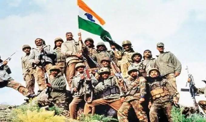 Shaily1999's tweet photo. साँस थमती गई नब्ज़ जमती गई
फिर भी बढ़ते क़दम को न रुकने दिया

कट गये सर हमारे तो कुछ ग़म नहीं
सर हिमालय का हमने न झुकने दिया 

मरते-मरते रहा बांक़पन साथियों 
अब तुम्हारे हवाले वतन साथियों 

कर चले हम फिदा जान-ओ-तन साथियों 
अब तुम्हारे हवाले वतन साथियों ।

#KargilVijayDiwas 🙏🏻🇮🇳 https://t.co/NaHvhPXTDi