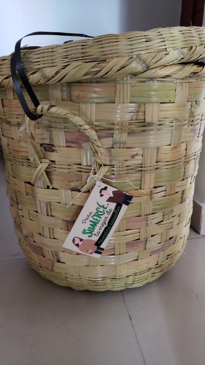 NDlaikan's tweet photo. @RamiroBarraganA @GobBoyaca @LaRegionCentral @Bogota @ClaudiaLopez @CundinamarcaGob @FernandoFlorezE @gobertolima @CarlosAmayaR @RevistaSemana @NoticiasUno @DesEconomicoBog Recibiendo con alegría los productos de "la tierrita" gracias a las campesinas y campesinos que cultivaron estos productos. Buena iniciativa de los gobiernos locales. Es necesario sostenerla en el tiempo . https://t.co/bI7Q8lUlU2