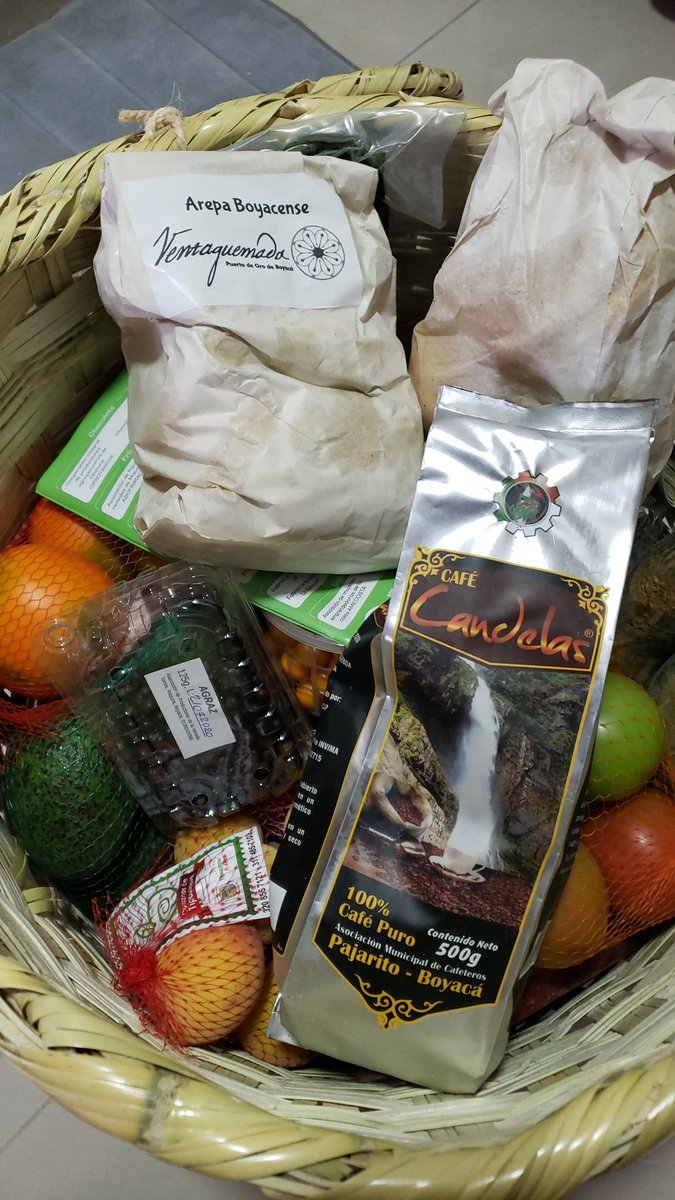NDlaikan's tweet photo. @RamiroBarraganA @GobBoyaca @LaRegionCentral @Bogota @ClaudiaLopez @CundinamarcaGob @FernandoFlorezE @gobertolima @CarlosAmayaR @RevistaSemana @NoticiasUno @DesEconomicoBog Recibiendo con alegría los productos de "la tierrita" gracias a las campesinas y campesinos que cultivaron estos productos. Buena iniciativa de los gobiernos locales. Es necesario sostenerla en el tiempo . https://t.co/bI7Q8lUlU2
