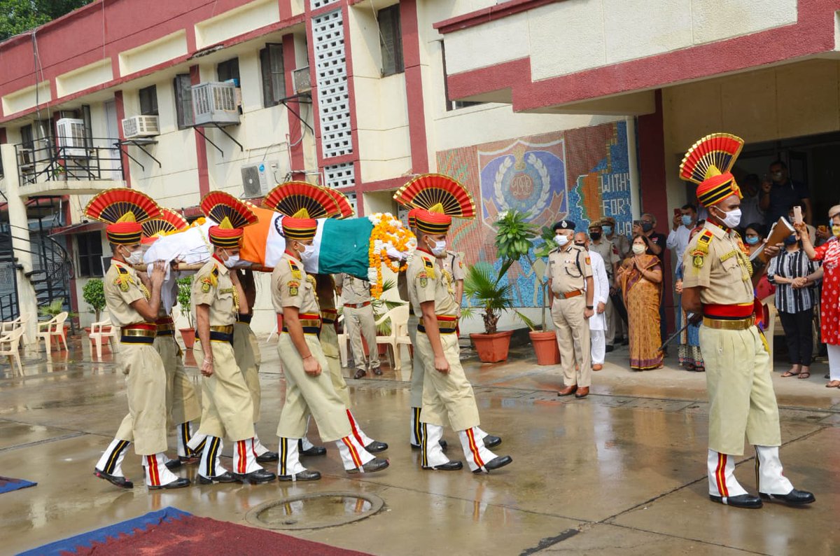 DelhiPolice's tweet photo. हमारे दिल्ली पुलिस के जाबांज एवं कर्तव्यनिष्ठ पुलिस ऑफिसर ���्री संकेत कौशिक का ड्यूटी के दौरान सड़क दुर्घटना में देहान्त हो गया।अकस्मात हुई इस दुर्घटना से समस्त दिल्ली पुलिस परिवार स्तब्ध और दुःखी है। समस्त दिल्ली पुलिस परिवार दिवंगत आत्मा के प्रति अपनी गहरी संवेदना प्रकट करता है https://t.co/ZcUoGtYz6v