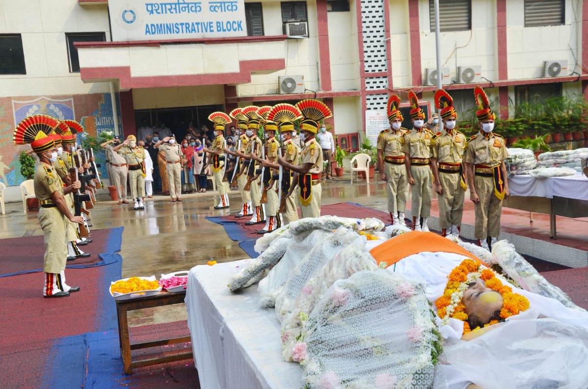 DelhiPolice's tweet photo. हमारे दिल्ली पुलिस के जाबांज एवं कर्तव्यनिष्ठ पुलिस ऑफिसर ���्री संकेत कौशिक का ड्यूटी के दौरान सड़क दुर्घटना में देहान्त हो गया।अकस्मात हुई इस दुर्घटना से समस्त दिल्ली पुलिस परिवार स्तब्ध और दुःखी है। समस्त दिल्ली पुलिस परिवार दिवंगत आत्मा के प्रति अपनी गहरी संवेदना प्रकट करता है https://t.co/ZcUoGtYz6v