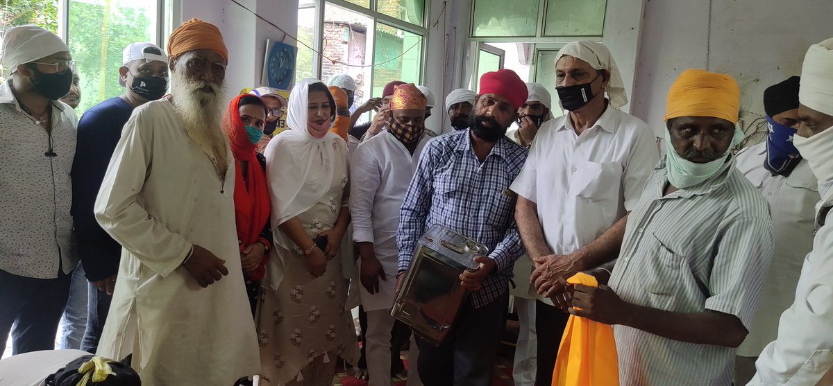 KuldeepKumarAAP's tweet photo. कोरोना जैसी महामारी में दिल्ली के सभी गुरुद्वारों ने अहम भूमिका निभाई।। आज कोंडली विधानसभा में गुरुद्वारों में माथा टेका और @DCPCR की सदस्य @RanjanaPrasad8 जी के सहयोग से देशी घी के टीन लंगर सेवा में प्रदान किये।। https://t.co/pvzVDiROQF