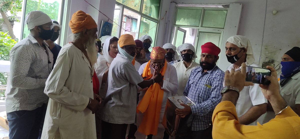 KuldeepKumarAAP's tweet photo. कोरोना जैसी महामारी में दिल्ली के सभी गुरुद्वारों ने अहम भूमिका निभाई।। आज कोंडली विधानसभा में गुरुद्वारों में माथा टेका और @DCPCR की सदस्य @RanjanaPrasad8 जी के सहयोग से देशी घी के टीन लंगर सेवा में प्रदान किये।। https://t.co/pvzVDiROQF