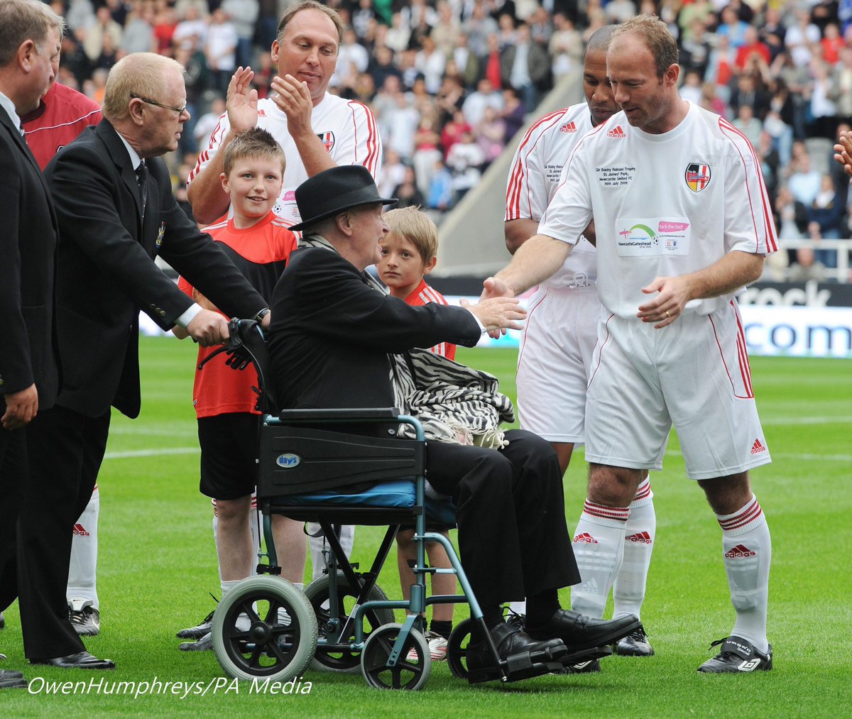 11 years ago today, Sir Bobby Robson made his final public appearance. Wonderful picture of Sir Bobby and Wor <a href="/alanshearer/">Alan Shearer</a> by <a href="/owenhumphreys1/">Owen Humphreys</a>