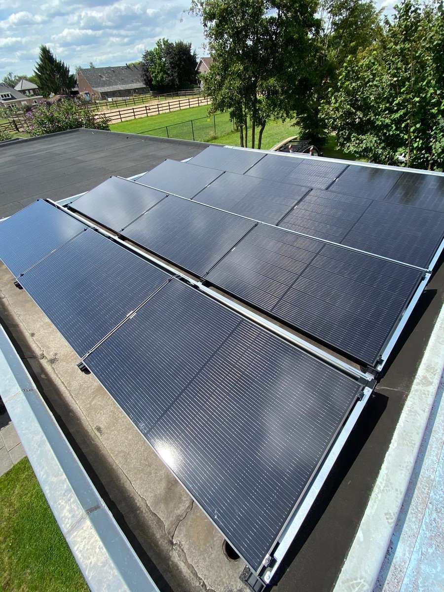 RegioService's tweet photo. In de laatste week, net voor de vakantie nog diverse zonnepanelen installaties geïnstalleerd met Enphase Energy micro omvormers. 25j productgarantie. #laatdezonmaarschijnen @Enphase https://t.co/oK0V2DMHlM