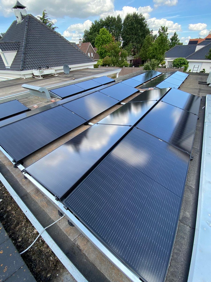 RegioService's tweet photo. In de laatste week, net voor de vakantie nog diverse zonnepanelen installaties geïnstalleerd met Enphase Energy micro omvormers. 25j productgarantie. #laatdezonmaarschijnen @Enphase https://t.co/oK0V2DMHlM