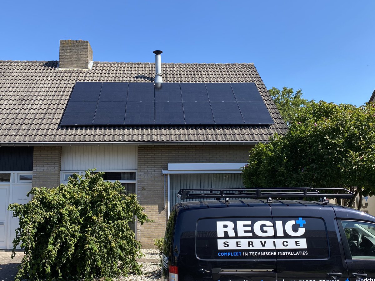 RegioService's tweet photo. In de laatste week, net voor de vakantie nog diverse zonnepanelen installaties geïnstalleerd met Enphase Energy micro omvormers. 25j productgarantie. #laatdezonmaarschijnen @Enphase https://t.co/oK0V2DMHlM