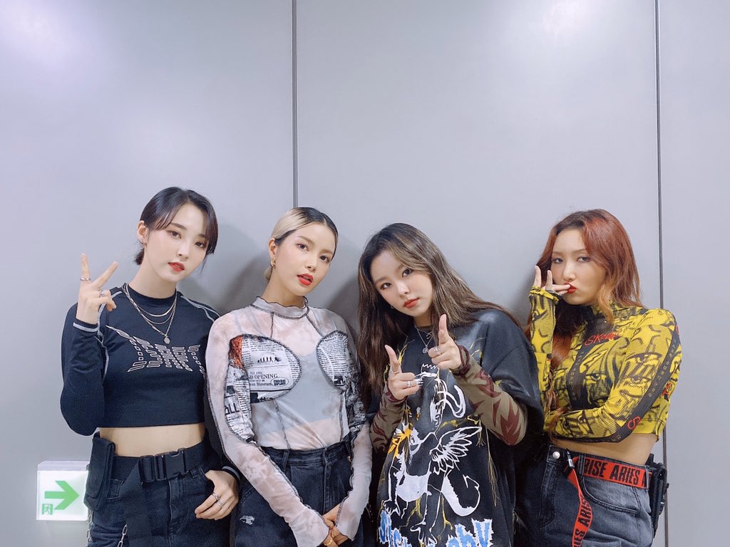 RBW_MAMAMOO's tweet photo. [#마마무]

잠시 후 9시, 유튜브 The K-POP
채널에서 생중계되는 드림콘서트에
마마무가 무대에 오릅니다🤩 

우리 무무 여러분 멋짐 폭발할 
마마무의 무대 기대해 주세요😍🤟🏻

#MAMAMOO #드림콘서트 https://t.co/HCmNUJXuCK
