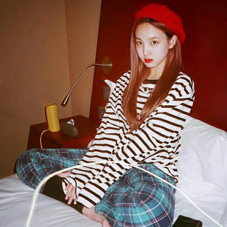 iny9s's tweet photo. Nayeon in Switzerland; a thread https://t.co/Lo6xcKp7mh
