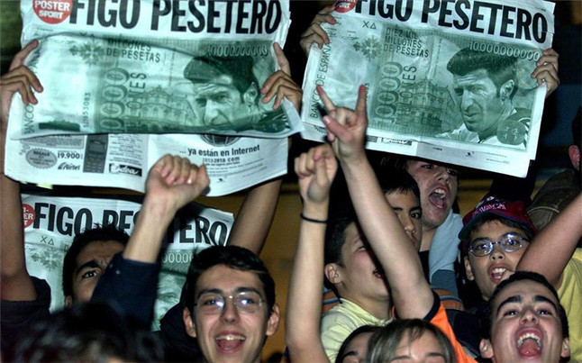 Gaoh1's tweet photo. Ya que se cumplen 20 años del fichaje de Figo, muchos no os acordaréis o no habríais nacido si quiera cuando Sport repartió posters con la cara de Figo en billetes de 10.000 pesetas. Más de 20 años generando odio https://t.co/dlINRILhGs