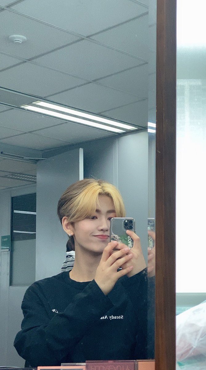 1the9__official's tweet photo. [#정진성]
오늘은 SBS 인기가요!!
다들 무대 보셨나요?
어떤가요? 멋있나요??🤨🤨

#원더나인 #1THE9
#JUNGJINSUNG
#TurnOver #BadGuy https://t.co/NKjmPbUXsa