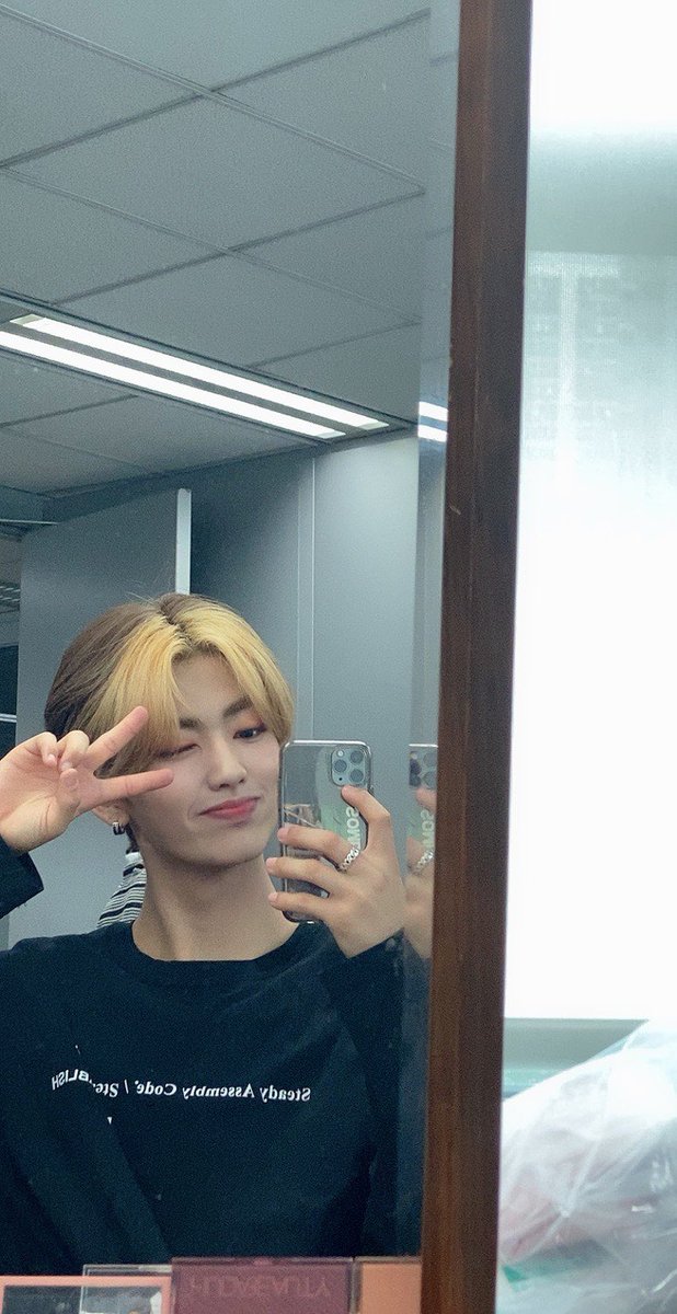 1the9__official's tweet photo. [#정진성]
오늘은 SBS 인기가요!!
다들 무대 보셨나요?
어떤가요? 멋있나요??🤨🤨

#원더나인 #1THE9
#JUNGJINSUNG
#TurnOver #BadGuy https://t.co/NKjmPbUXsa