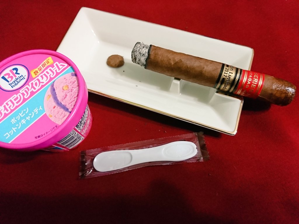 Habanos_love's tweet photo. 【🇨🇺パルタガス:セリーNo.1EL2017】
今日は1日のんびり😪パルタガスにしては軽めで華やかさが強めな葉巻🍂✨ドローも良い◎さすがリミターダ👌サーティーワンアイス🍨とマリアージュ🙆超旨い✌️😋🚬💭❤️I LOVE🍂CIGAR❤️
#Partagas #SerieNo1 #EdicionLimitada2017 #habanos #cuban #ciger https://t.co/3sg7YOS9Ah