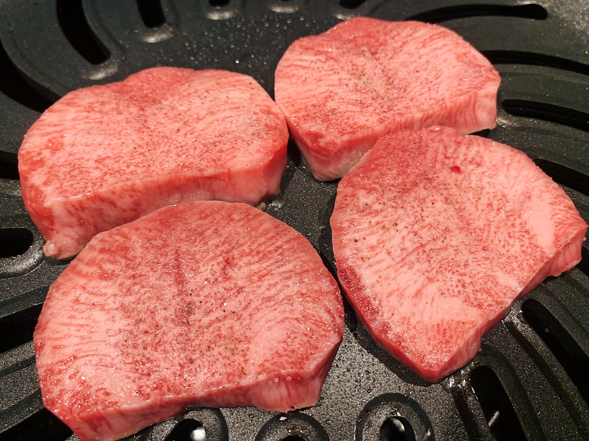唯一無二の絶品グルメ むにぐるめ 焼肉あがり 千葉 松戸駅から徒歩1分 厳選された極上黒毛和牛の焼肉を食べられるお店 A5の黒毛和牛のみ取り扱っており 旨味抜群なカルビやロース 極厚タンまで思う存分堪能できます コース限定商品の