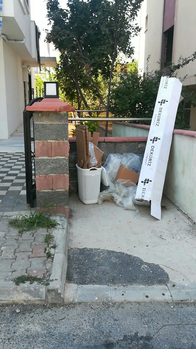 cilingir_h's tweet photo. @kartalbld Evet yine devam eden bir cop konteyner sikintisi https://t.co/7paBuhNtl4