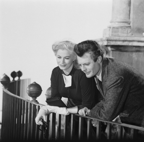 distractedfilm's tweet photo. LA DOLCE VITA:

Anita Ekberg and Marcello Mastroianni.

In Fellini's film. https://t.co/sYY9nV9Ha4