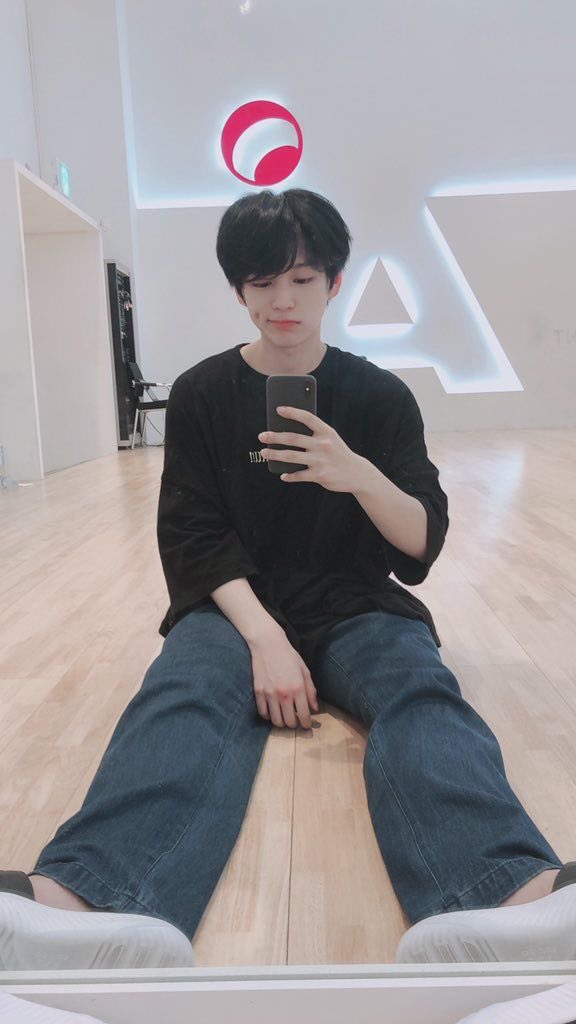 a thread of victon’s chan but as u scroll down he gets tinier 