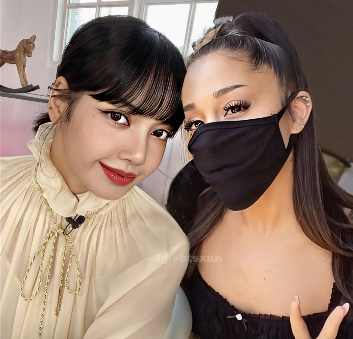 Btsxari1's tweet photo. How You Like That 👯

(Edit)

#arianagrande #aripink #lisa #blackpink #bts #army #btsarmy #AriPinkIsComing #rose #jennie #jisoo https://t.co/e6uTUsEaSS