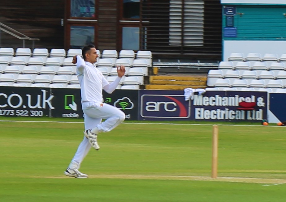 TheRealPCB_Live's tweet photo. Lunch Day 3

PCB Whites: 163 for 6 in 67 overs
Imam ul Haq 29 not out
Fawad Alam 43
Sarfaraz Ahmed 26
Fakhar Zaman 22

Shaheen Afridi 2-35
M Abbas 1-53 https://t.co/TAvvNfAzuV