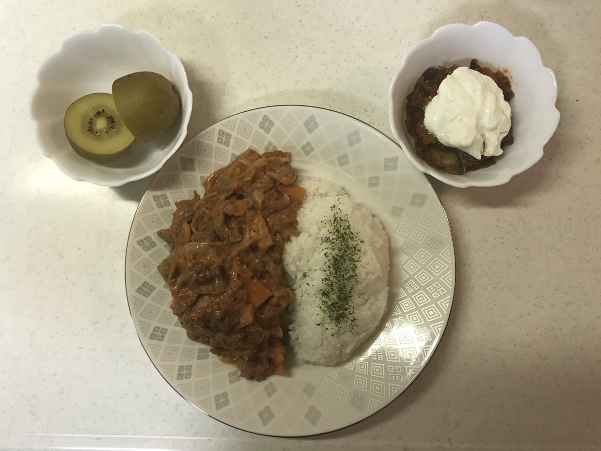 今日の晩ごはんです🍽
#おうちごはん
#ビーフストロガノフ
#ロシア料理
#BeefStroganoff
#Russiancuisine
#ГовядинаСтроганов
#Русскаякухня
#ラタトゥイユ
#フランス料理
#Ratatouille
#FrenchCuisine
#Françaiscuisine
#野菜たっぷり
#タンパク質たっぷり
#SNS映えしない
#ひとえに撮影者の腕の問題